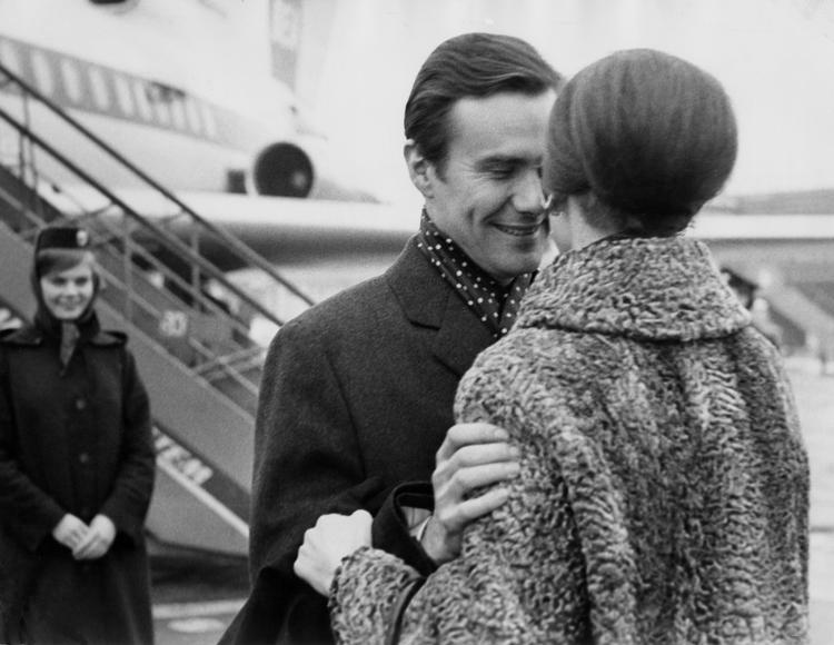 Nybegynder. Prins Henrik ankommer til Danmark. Siden skulle det blive mere end vanskeligt at komme på god fod med danskerne. 