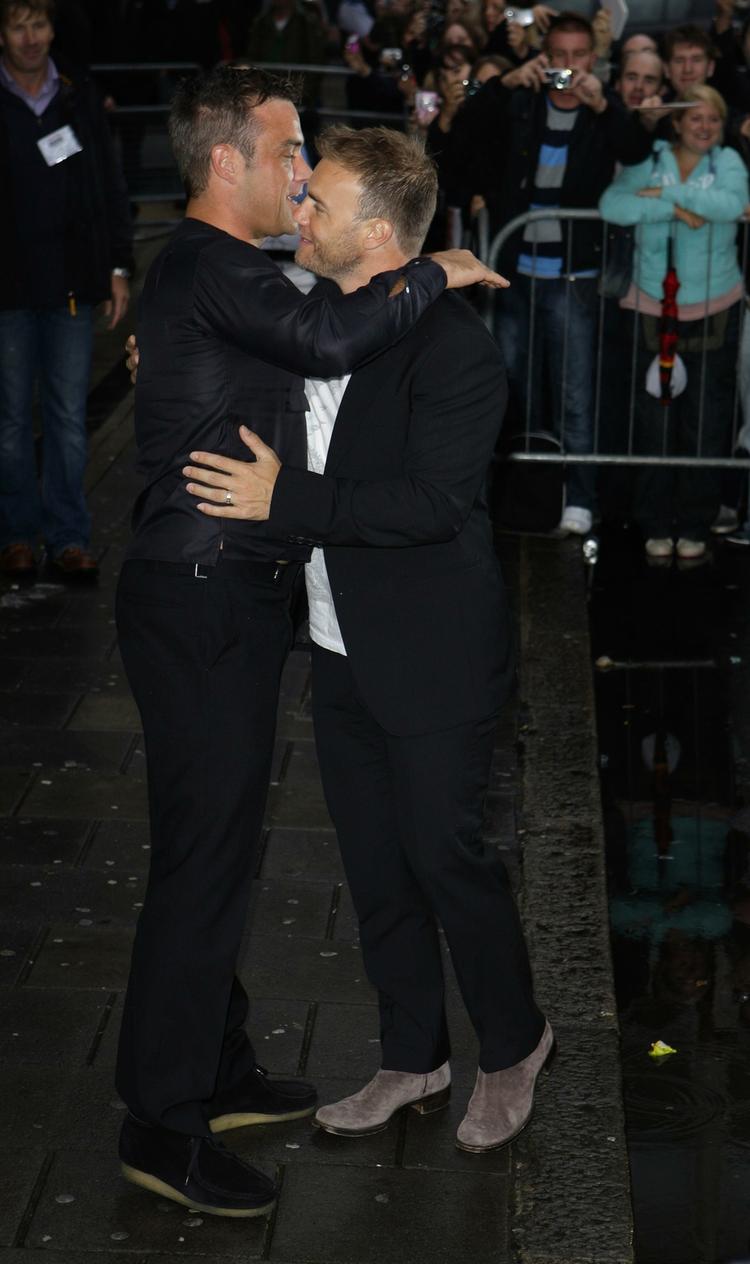 Krammevenner. De gamle kamphaner Robbie Williams og Gary Barlow kan pludselig ikke få nok af hinanden. Arkivfoto. 