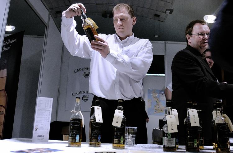 Fine flasker. Billede fra whiskeymessen i 2004, der afholdtes i KB Hallen. 