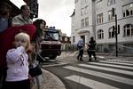 AFSPÆRRING. Forbipasserende ved den afspærrede Danasvej efter gårsdagens pulverbrev. 