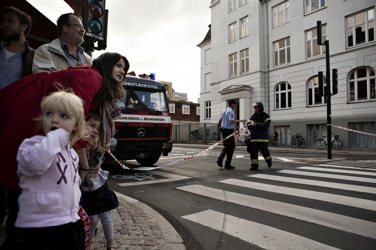 AFSPÆRRING. Forbipasserende ved den afspærrede Danasvej efter gårsdagens pulverbrev. 