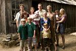 Surreelt. Bill Henrickson - fornemt spillet af Bill Paxton - har tre koner og en hulens masse børn i den voldsomt fascinerende og vanedannende tv-serie 'Big Love'.