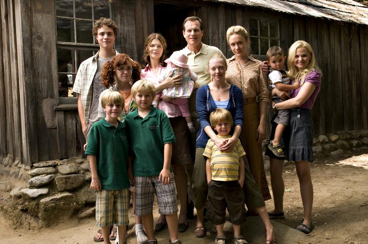 Surreelt. Bill Henrickson - fornemt spillet af Bill Paxton - har tre koner og en hulens masse børn i den voldsomt fascinerende og vanedannende tv-serie 'Big Love'.