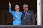 Sekunda. Et liv i andet geled i skyggen af sin kone har sendt Prins Henrik på jagt efter en identitet. Her står de dog side om side ved dronningens 70-års dag. 