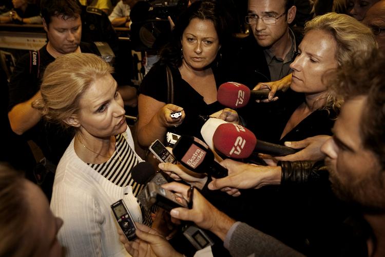 Skattesag. B.T.'s dækning af Helle Thorning-Schmidts skattesag har fået hård kritik af chefredaktør Tøger Seidenfaden. Nu svarer B.T. igen på kritikken. Arkivfoto fra Thornings pressemøde i lufthavnen. 