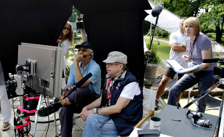 Optagelse. Vaclav Havel i  instruktørstolen under optagelser til filmen 'Afgang' i juli måned. Den sene debut som filmskaber bygger på et teaterstykke, han skrev og fik opført i 2008. 