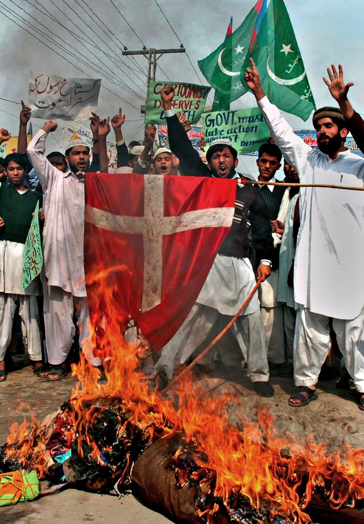 Protest. Så sent som i 2008 kunne islamiske studenter i Pakistan ophidses til afbrænding af Dannebrog i protest mod Muhammedtegningerne. Men i Mellemøsten er tegningerne ikke længere samtaleemne, siger stormuftien af Jerusalem - en af den arabiske verdens højest rangerende sunnimuslimske ledere. Foto AP/Khalid Tanveer 