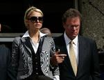 Kokain. Jetsetdronningen Paris Hilton har før været i karambolage med myndighederne. Her ses hun med sin far Rick i 2007 i Los Angeles efter at have overtrådt betingelserne for en prøveløsladelse. 