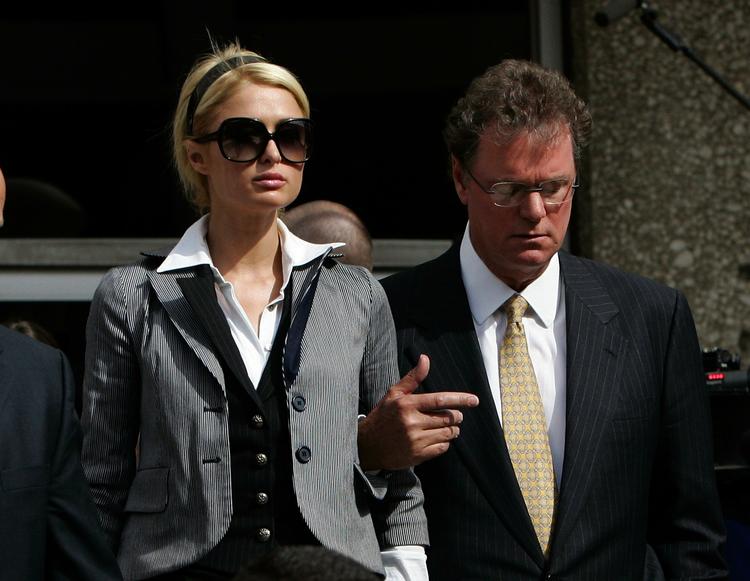 Kokain. Jetsetdronningen Paris Hilton har før været i karambolage med myndighederne. Her ses hun med sin far Rick i 2007 i Los Angeles efter at have overtrådt betingelserne for en prøveløsladelse. 