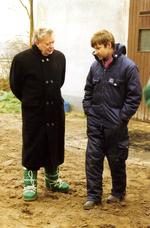 skuddermudder. 3 minutters film hvert år i 33 år. Det var ideen med Lars von Triers 'Dimension', som han skrinlagde i 1997. Mens projektet kørte, optog han scener med skuespillere, som deltog i andre projekter. Her eksempelvis svenske Ernst-Hugo Järegård, som spillede overlæge Helmer i tv-serien 'Riget'. 