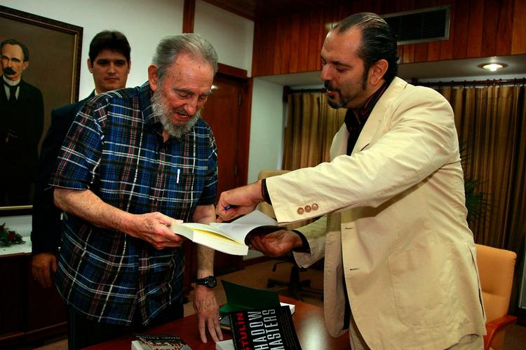 Konspirationer. Fidel Castro (tv) under sit møde med den litauiske forfatter Daniel Estulin. Castro benyttede lejligheden til at lufte flere vidtløftige teorier... 