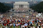 Titusindvis af amerikanere mødte op i dag til demonstration, der viser stor opbakning til den konservative Tea Party-bevægelse. 