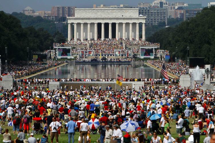 Titusindvis af amerikanere mødte op i dag til demonstration, der viser stor opbakning til den konservative Tea Party-bevægelse. 
