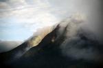 Udbrud. 400 år efter sidste udbrud, spyer vulkanen ved Mount Sinabung atter sand og lava op i luften. 