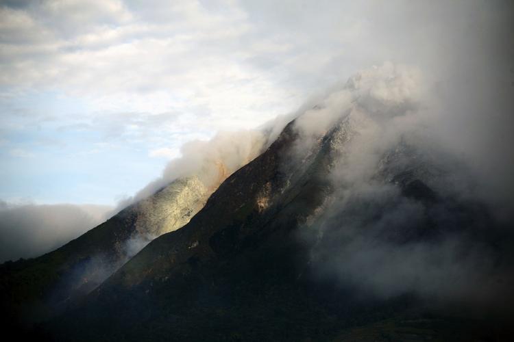 Udbrud. 400 år efter sidste udbrud, spyer vulkanen ved Mount Sinabung atter sand og lava op i luften. 