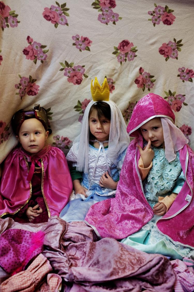 Prinsessepiger. Det er ærgerligt, at 'Feerne i Rosendalen' trods gode ansatser alligevel insisterer på en sådan fastholdelse af forældede kønsrollemønstre. 
