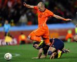 skadet. Arjen Robben i kamp for Holland i VM-finalen mod Spanien. Arkivfoto. 