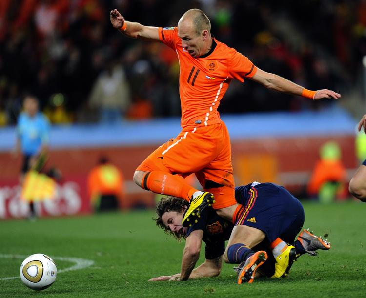 skadet. Arjen Robben i kamp for Holland i VM-finalen mod Spanien. Arkivfoto. 