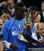 biluheld. Mario Balotelli løfter det italienske cup-trofæ, som Inter sikrede sig i 2010. Nu er angriberen flyttet til England. Arkivfoto. 