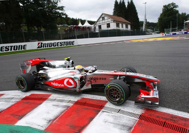 sejrherre. Lewis Hamilton kører gennem det belgiske landskab på vejen mod den samlede grandprix-føring. 