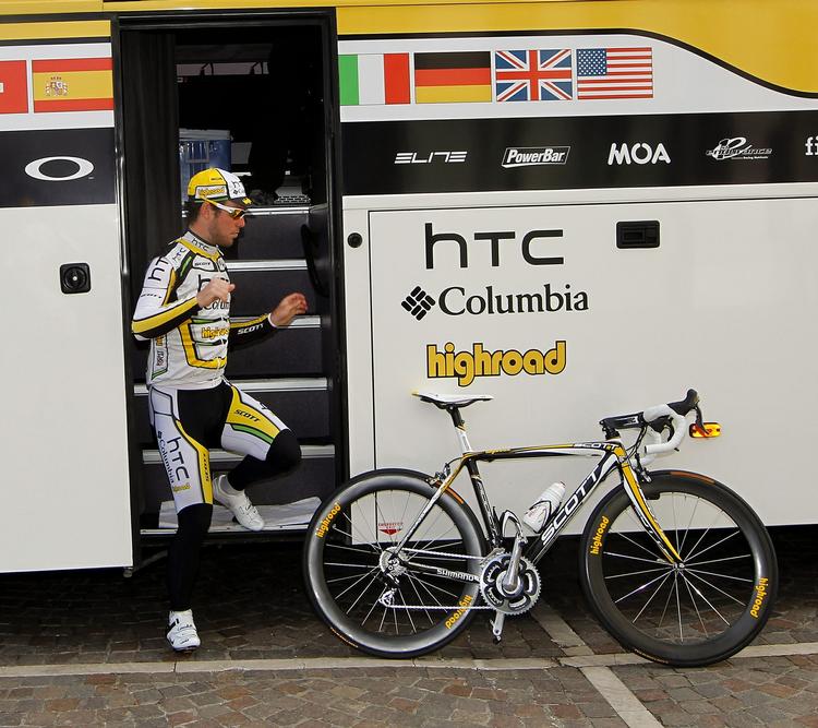 arbejdsmand. Med en indsats for kollektivet var Lars Bak med til at bevare førertrøjen for Team HTC-Columbia. Arkivfoto. 