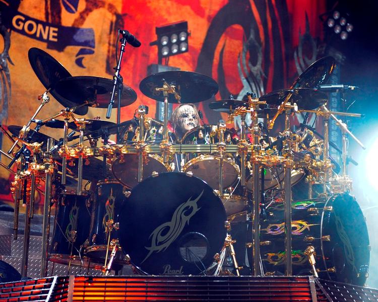 Mystisk. Han har for det første maske på. Og så bliver hans trommesæt tiltet på højkant, mens han spiller. Han gør det ikke nemt for sig selv, og det er måske nok også det, hans fans elsker ham for. Kåringen kommer på et godt tidspunkt for Slipknot, der nok kan bruge lidt trøst, efter bandets bassist Paul Gray døde i maj af en overdosis  morfin. 