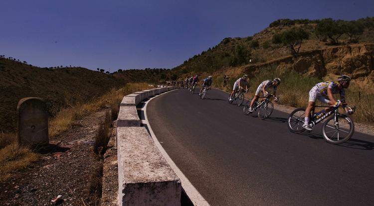 nedkørsel. Feltet gav sig ikke tid til at vente på Fabian  Cancellara, der satte tid til på 2. etape. 