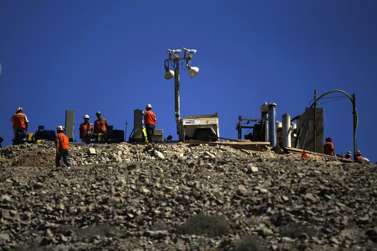 Borebisser. Arbejdet med at bore en tunnel ned til de 33 strandede minearbejdere i Chile begynder i morgen. 
