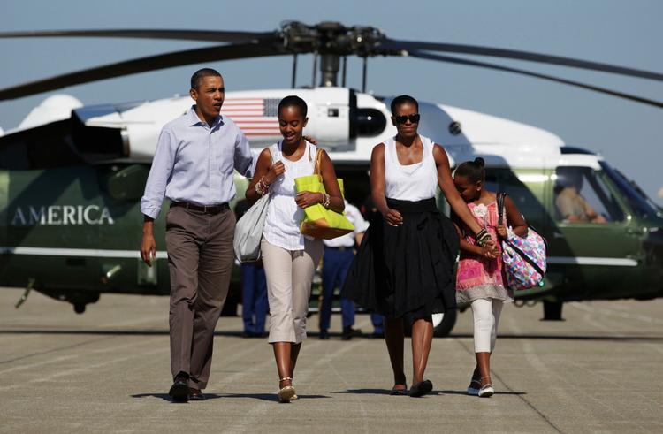 FAMILIEFERIE. Sommerferien er ved at være slut for USA's præsident, der her er på vej væk fra Martha's Vineyard efter en uges ferie med familien. 