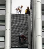 Politi og brandfolk stod klar til at tage imod den franske stuntman, der også går under navnet 'Spiderman'. 