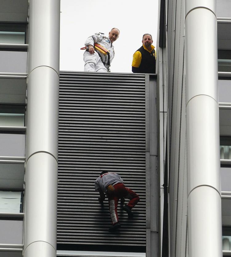 Politi og brandfolk stod klar til at tage imod den franske stuntman, der også går under navnet 'Spiderman'. 