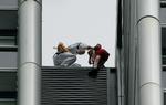 Normalt kan Alain Robert ikke få tilladelse fra myndighederne. Derfor starter han altid tidligt om morgenen. 