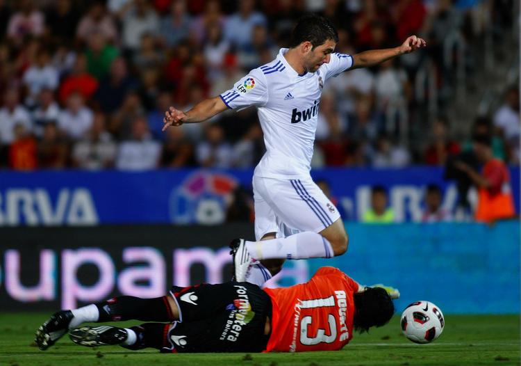 målløs. Laudrup jubler over det uventede point, som hans nye kluib Mallorca fik i 0-0-kampen mod Real Madrid. Her er det Real Madrids, der forgæves forsøger at passere Mallorcas målmand,  Dudu Aouate. 