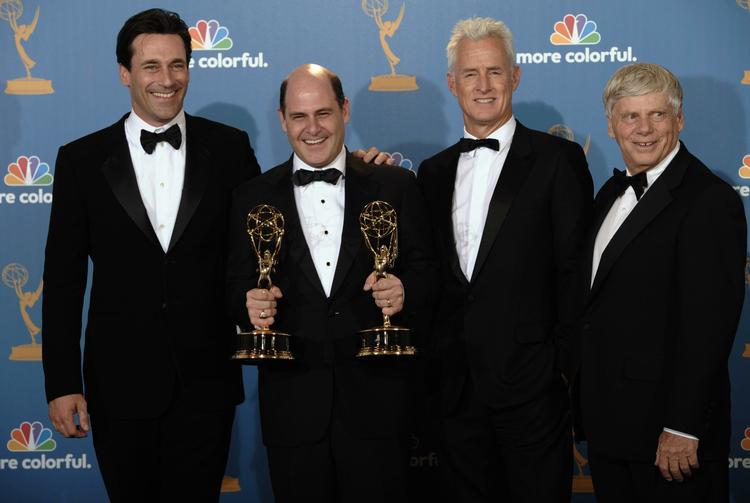Madmen. Producer Matthew Weiner holder priserne og flankeres fra venstre af Jon Hamm, John Slattery og Robert Morse. 