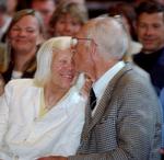 Utzon. Lis Utzon får her et kys af sin mand, Jørn Utzon, i forbindelse med uddelingen af Sonning Prisen i København i 1998. 