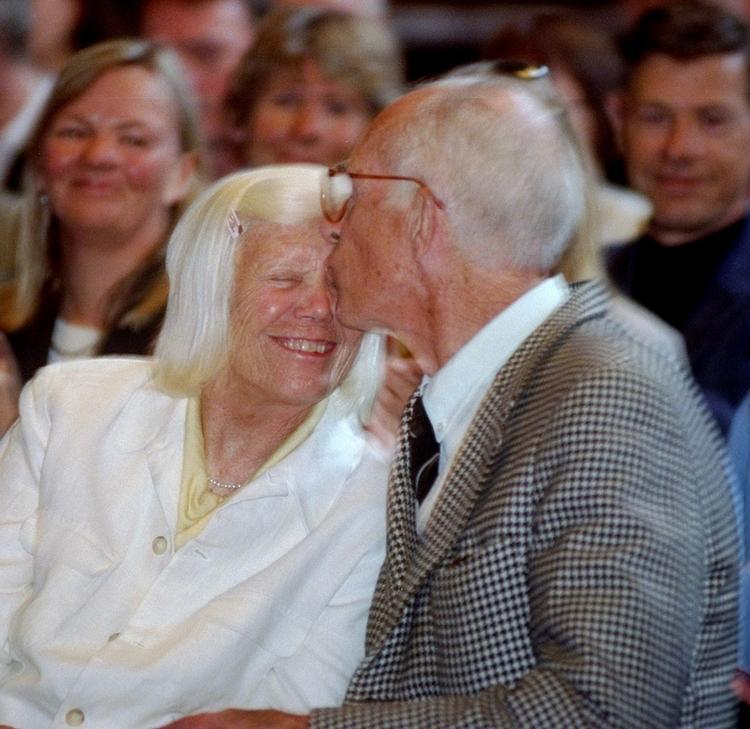 Utzon. Lis Utzon får her et kys af sin mand, Jørn Utzon, i forbindelse med uddelingen af Sonning Prisen i København i 1998. 