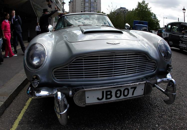 Bond. Wolf Mankowitz var manuskriptforfatter på den første Bond-film 'Dr. No'. Nyligt frigivne dokumenter viser, at Mankowitz selv var i nærkontakt med spionmiljøet. 