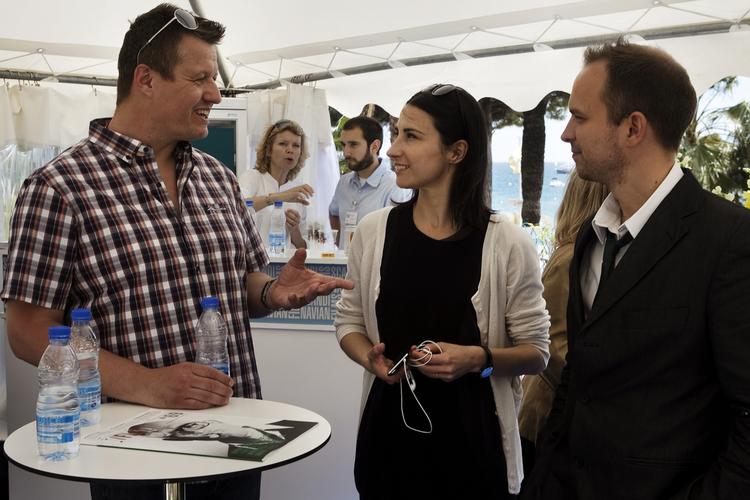 Prist.  Lars Skree i samtale med 'Armadillo's producere, Sara Stockmann og Ronnie Fridthjof. 