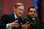 dyster. Der kan stadig være lang vej for opblomstringen af den globale økonomi, mener præsidenten for Verdensbanken, Robert Zoellick. 
