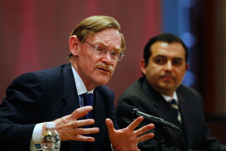 dyster. Der kan stadig være lang vej for opblomstringen af den globale økonomi, mener præsidenten for Verdensbanken, Robert Zoellick. 