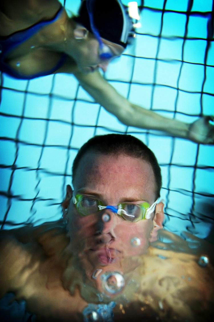 De to OL-svømmere og VM-medaljevindere giver begge seks tjektegn til de billige svømmebriller TYR Socket Rockets, som Jacob Carstensen her har på under testen i bassinet på Bellahøj Svømmestadion i København. 