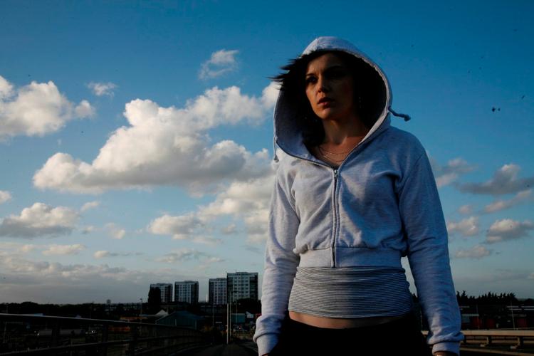 Katie Jarvis i hovedrollen som 15-årige Mia i Andrea Arnolds socialrealistiske drama 'Fish Tank'. Foto fra filmen 