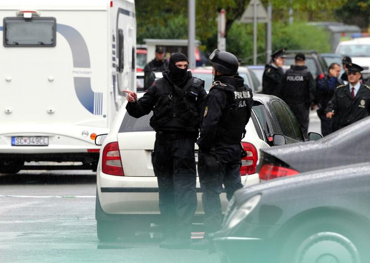 Seks er blevet dræbt og 14 såret efter en mand gik amok og skød omkring sig i Slovakiets hovedstad Bratislava. 