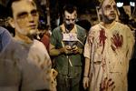 Det stjæler menneskers kreativitet, hvis de hele tiden er på mobil og net. Ganske som denne Halloween-zombie, der tjekker sin  sms. Arkiv 