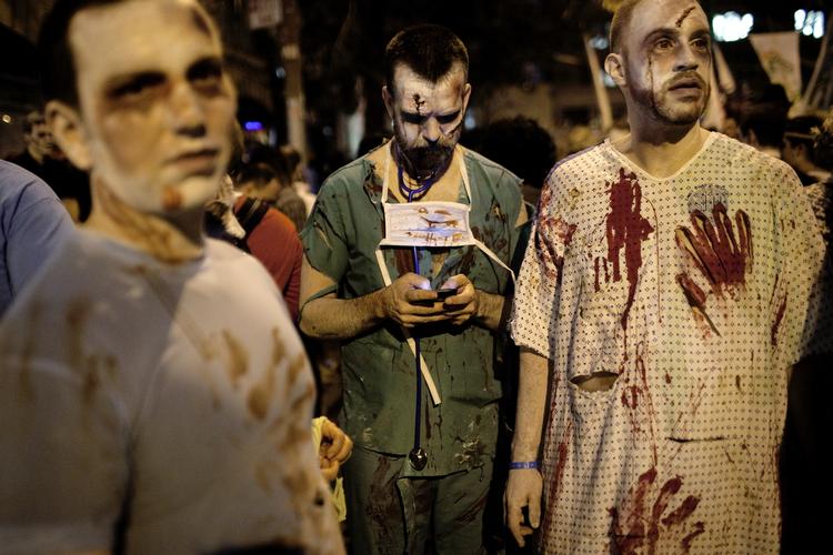 Det stjæler menneskers kreativitet, hvis de hele tiden er på mobil og net. Ganske som denne Halloween-zombie, der tjekker sin  sms. Arkiv 