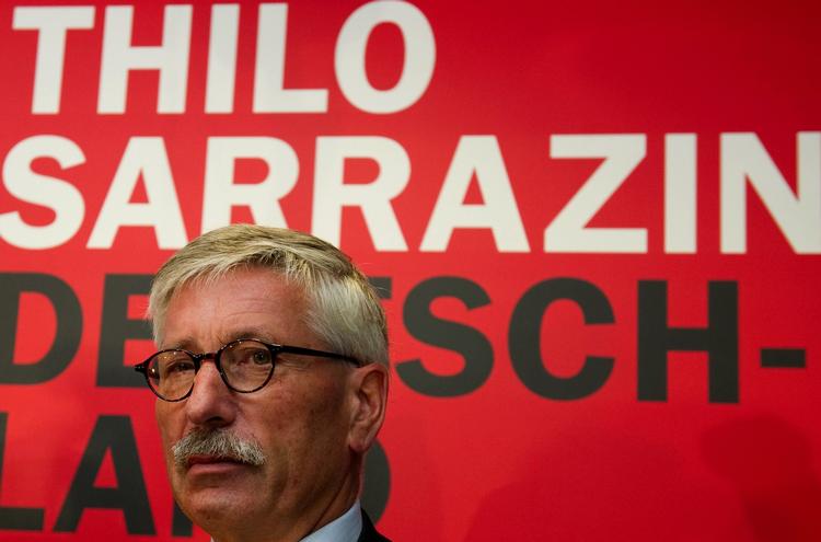 Kontroversiel. Thilo Sarrazin er kommet i modvind, efter at han er kommet med flere kontroversielle udtalelser og jøder og indvandrere. Mandag udgav han bogen 'Tyskland afskaffer sig selv'. 