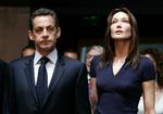 Førstepar. Nicolas Sarkozy og hustruen Carla Bruni. Hun har vakt iranske mediers vrede ved at underskrive en appel om frigivelse af en iransk kvinde, der er dømt til døden ved stening for utroskab. (Arkivoto) 