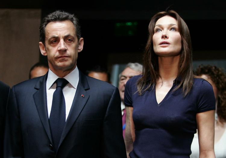 Førstepar. Nicolas Sarkozy og hustruen Carla Bruni. Hun har vakt iranske mediers vrede ved at underskrive en appel om frigivelse af en iransk kvinde, der er dømt til døden ved stening for utroskab. (Arkivoto) 