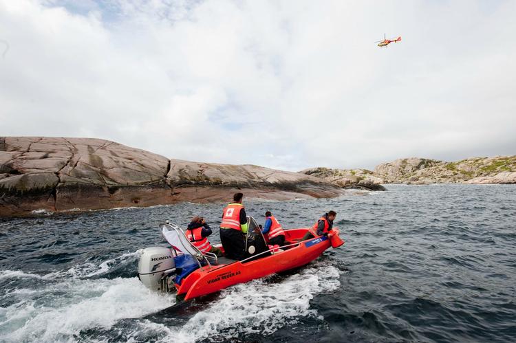 EFTERSØGNING. Da fire danskere forsvandt i bølgerne under sejltur ud for Mandal, iværksatte det norske redningsvæsen en omfattende eftersøgning. Arkivfoto fra indsatsen. 