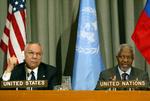 Bedrag. Man kan ikke afvise, at de fleste irakere har det betydeligt bedre i dag end før invasionen. Men som allerede tidligere FN-generalsekretær, Kofi Annan (th.), slog fast over for USA's udenrigsminister, Colin Powell, var krigen ulovlig. Arkivfoto: Kathy Willens/AP 